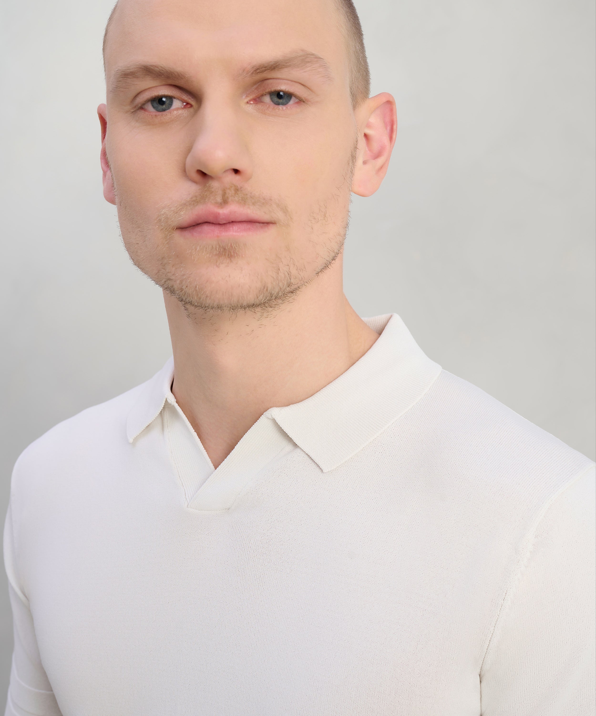 Buttonless tech knit polo viscose/nylon off-white