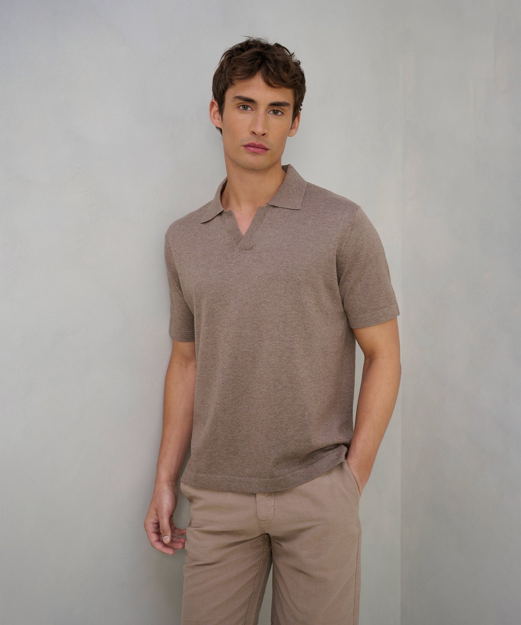 SOCI3TY Buttonless polo katoen/zijde/kasjmier bruin - The Society Shop