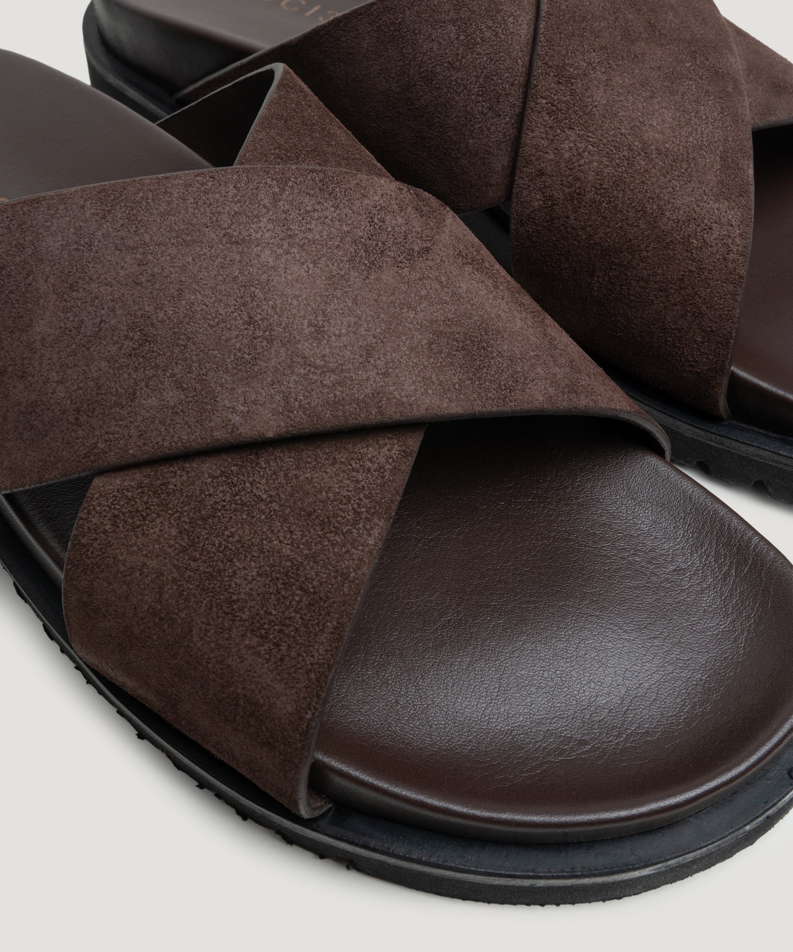 SOCI3TY Limited Fashion Cross slipper suède donkerbruin - THE SOCIETY SHOP