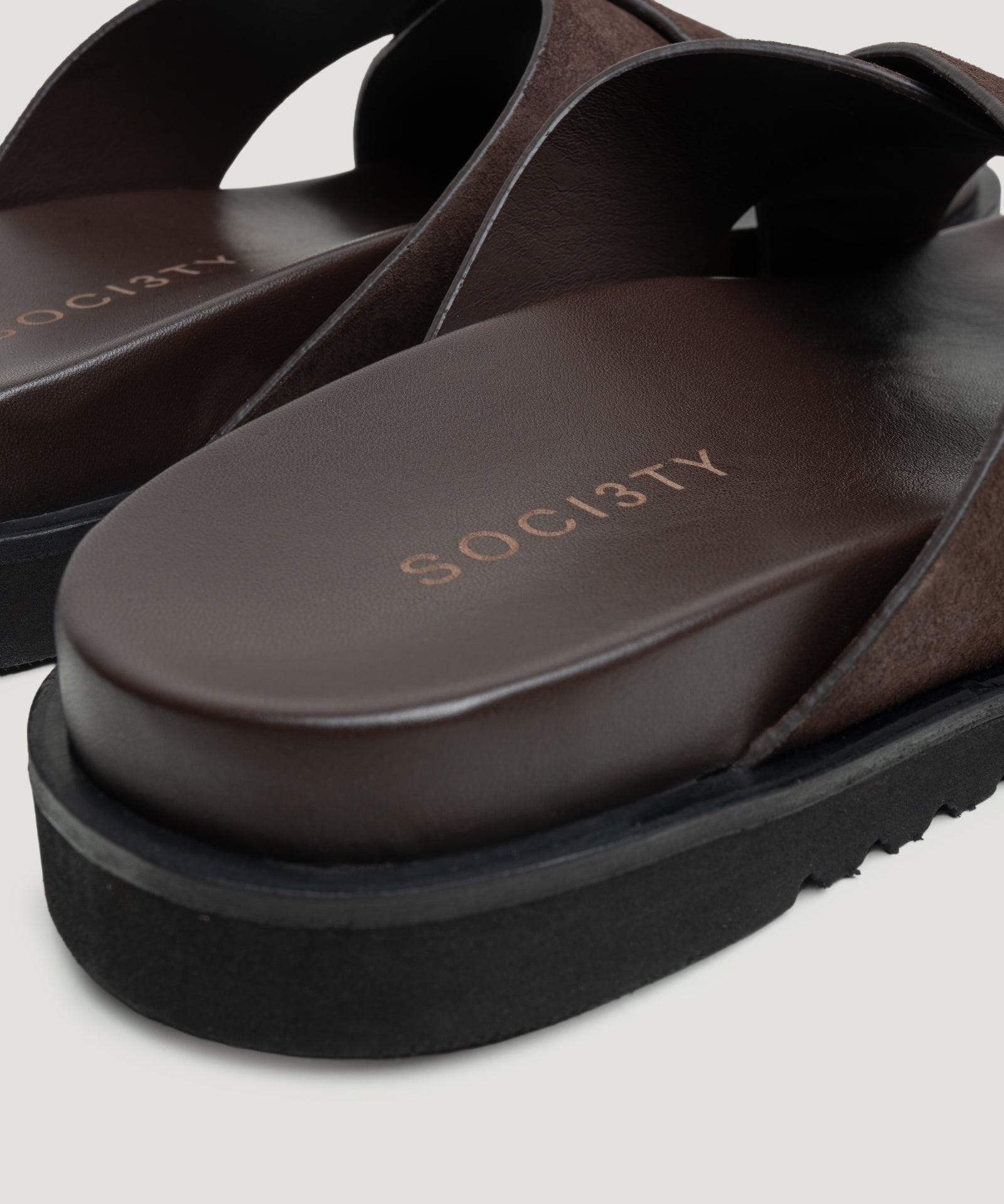 SOCI3TY Limited Fashion Cross slipper suède donkerbruin - THE SOCIETY SHOP