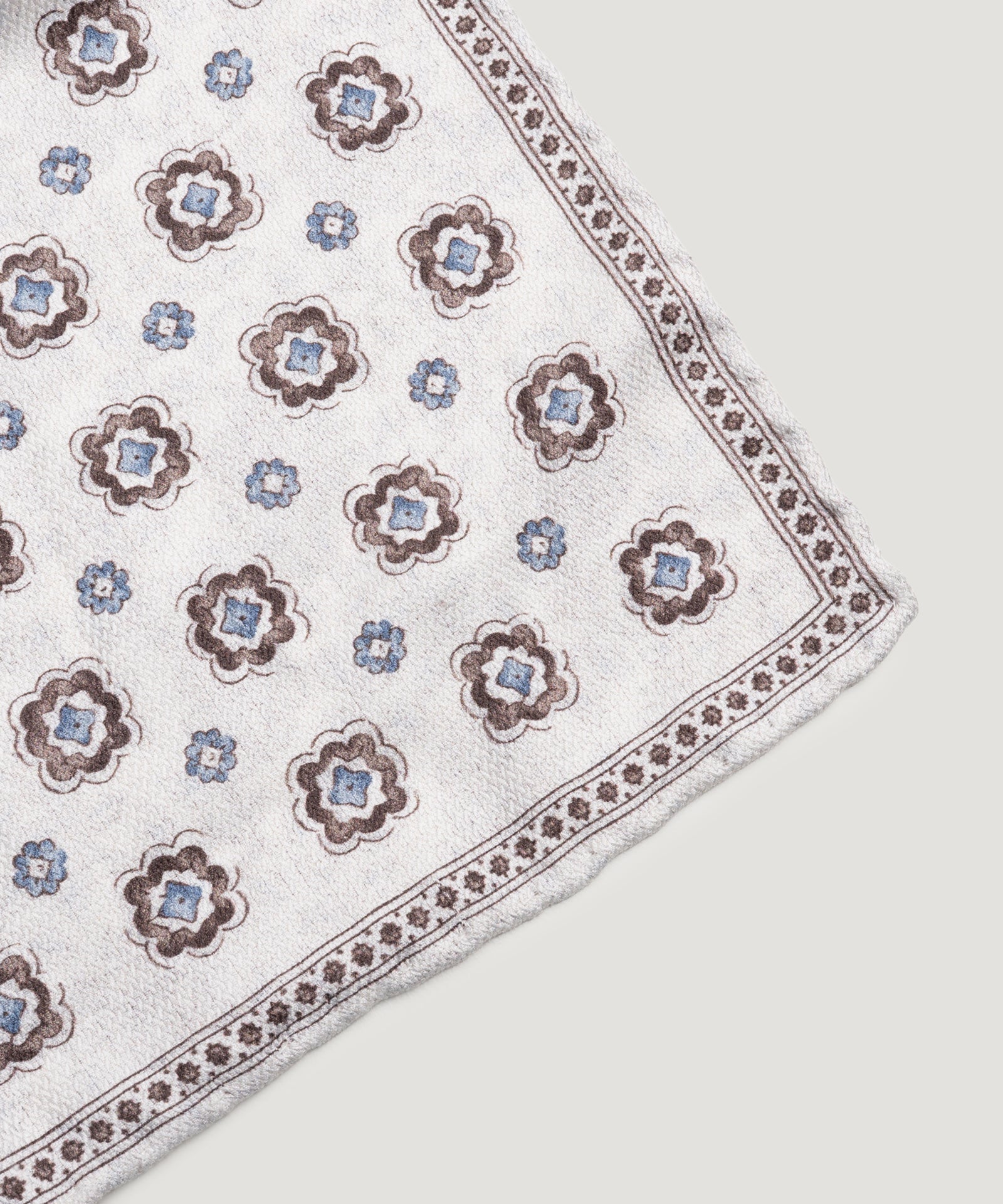 SOCI3TY Handmade Pochet floral zijde lichtgrijs - THE SOCIETY SHOP