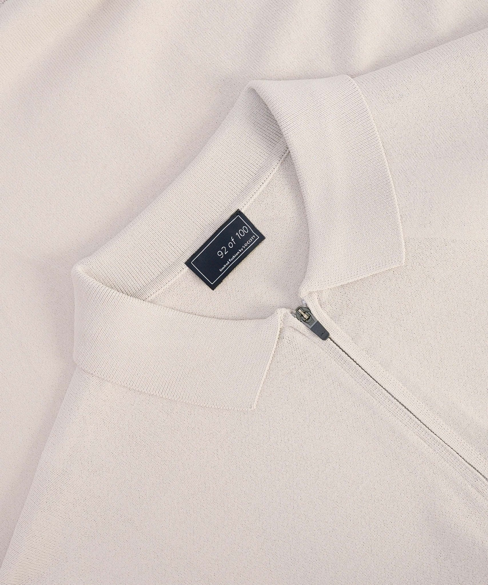 SOCI3TY Tech knit polo met rits beige - The Society Shop