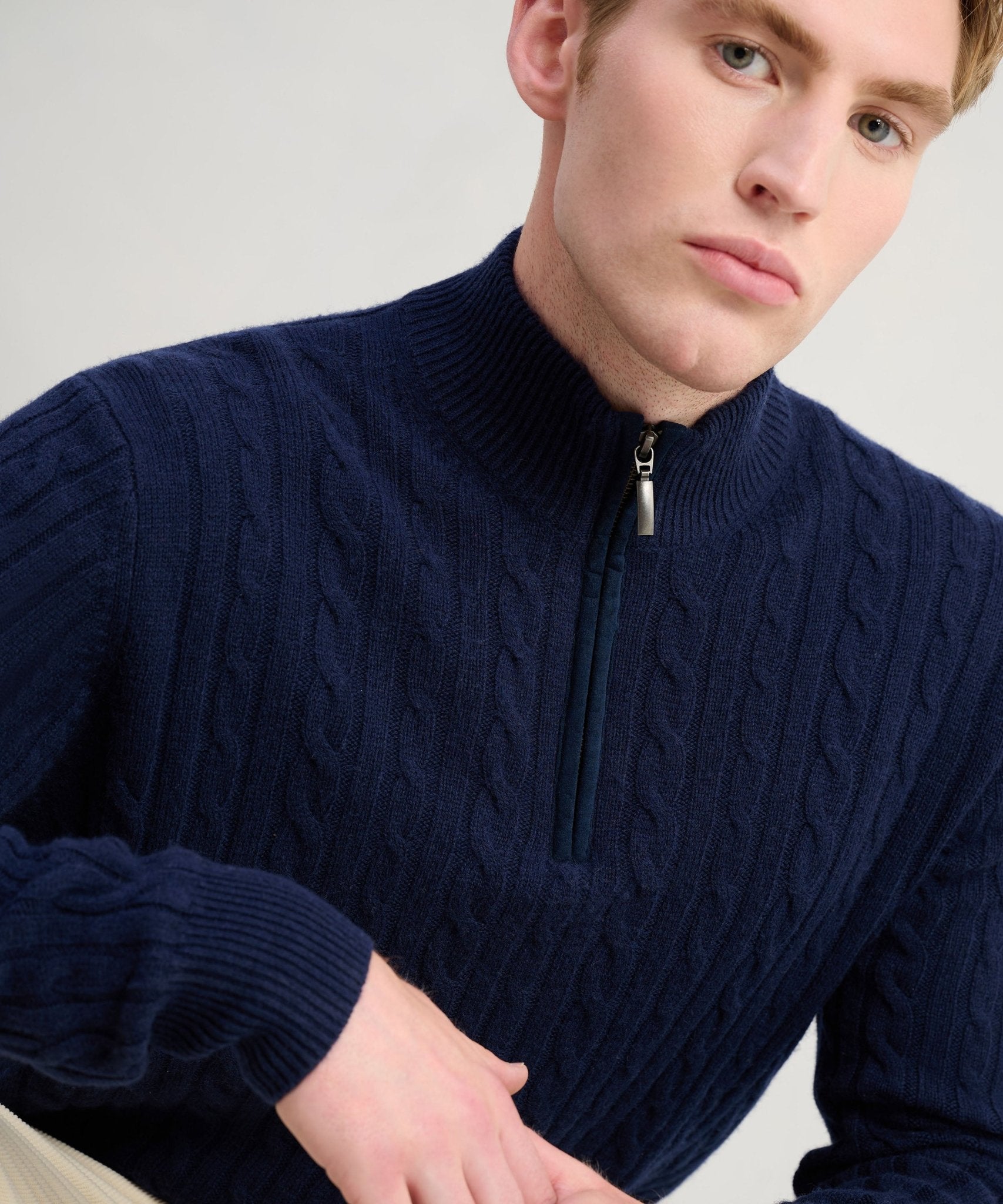 SOCI3TY Trui half - zip cable knit wol/kasjmier donkerblauw - The Society Shop