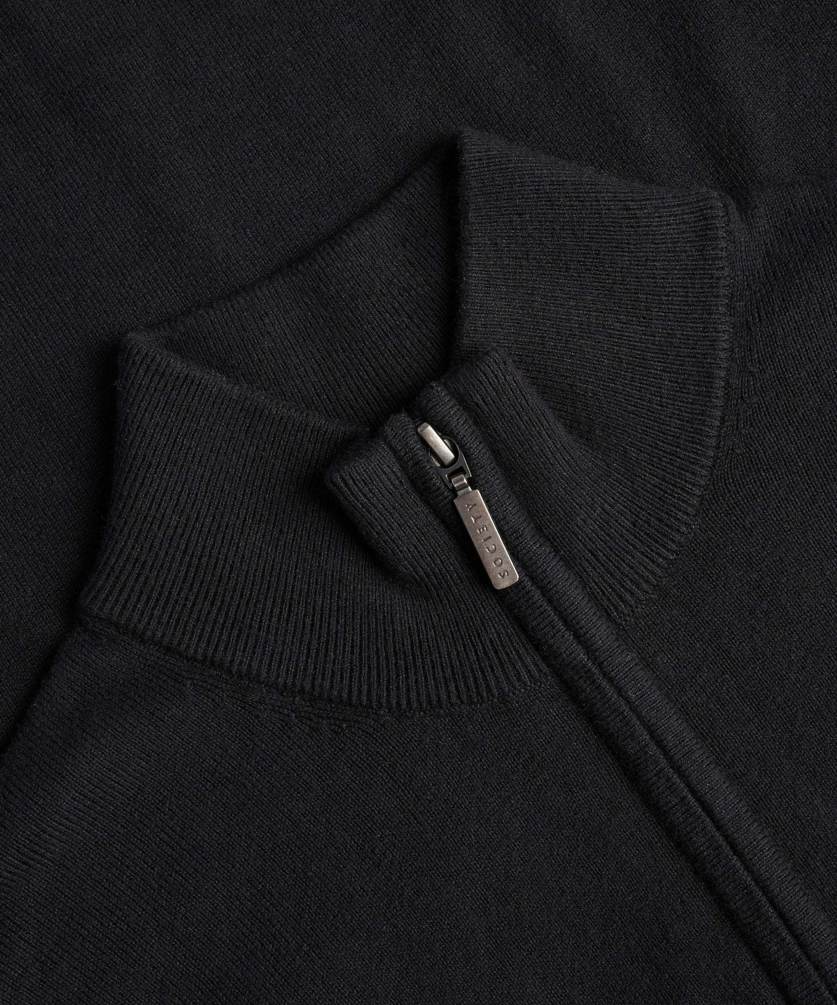 SOCI3TY Limited Trui half - zip Cotton Cashmere zwart - THE SOCIETY SHOP