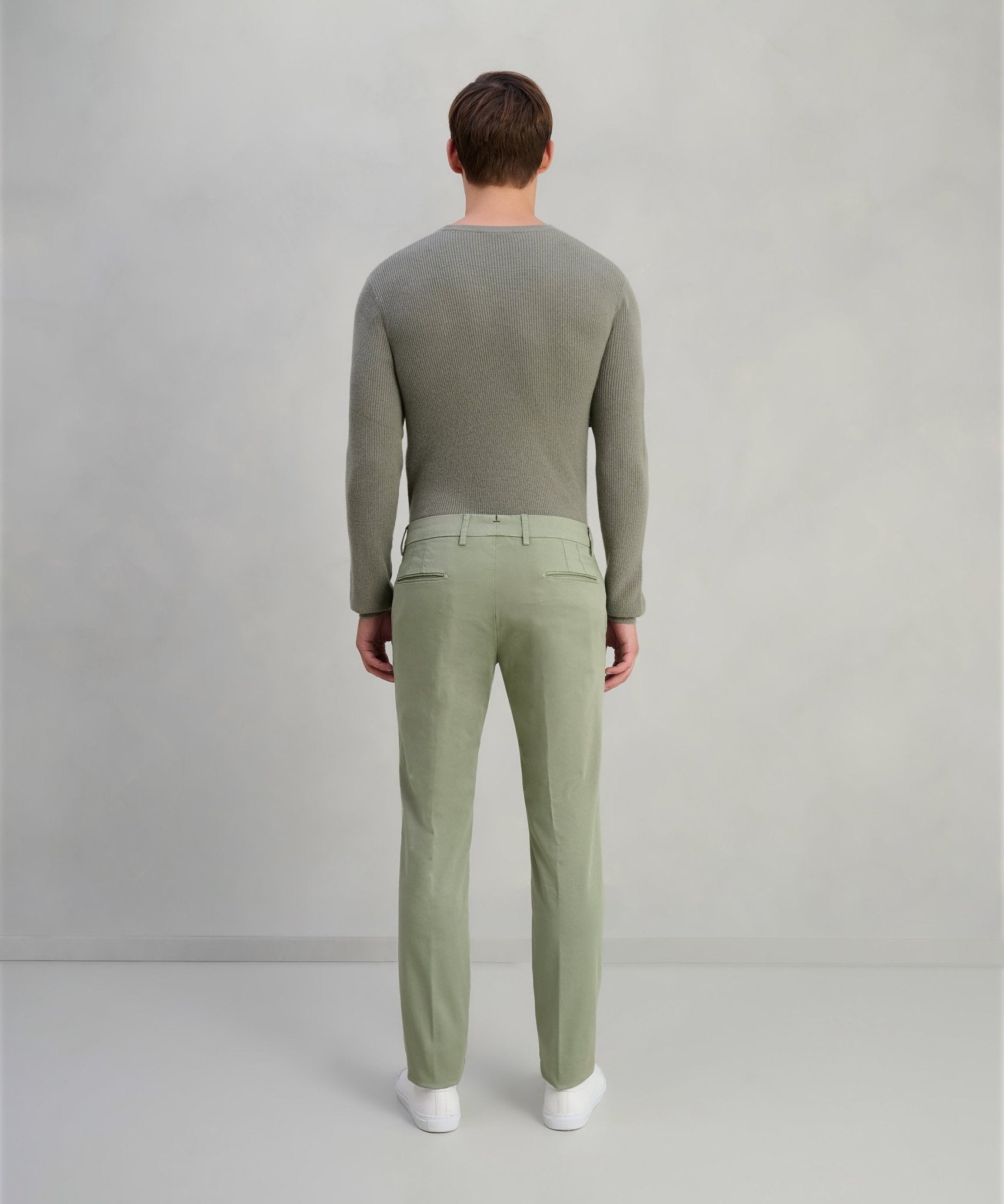 SOCI3TY Chino katoen satin stretch saliegroen - The Society Shop