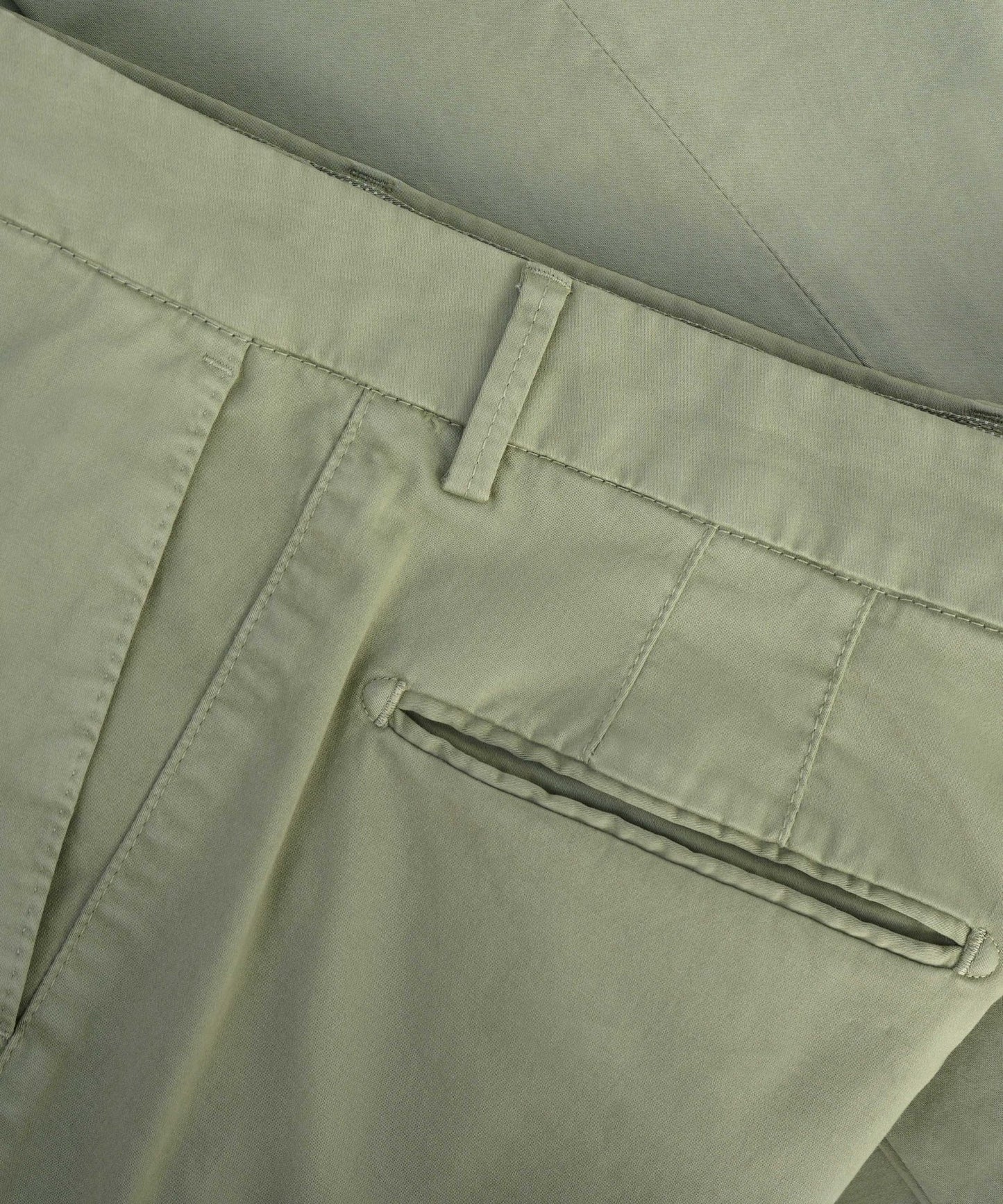 SOCI3TY Chino katoen satin stretch saliegroen - The Society Shop