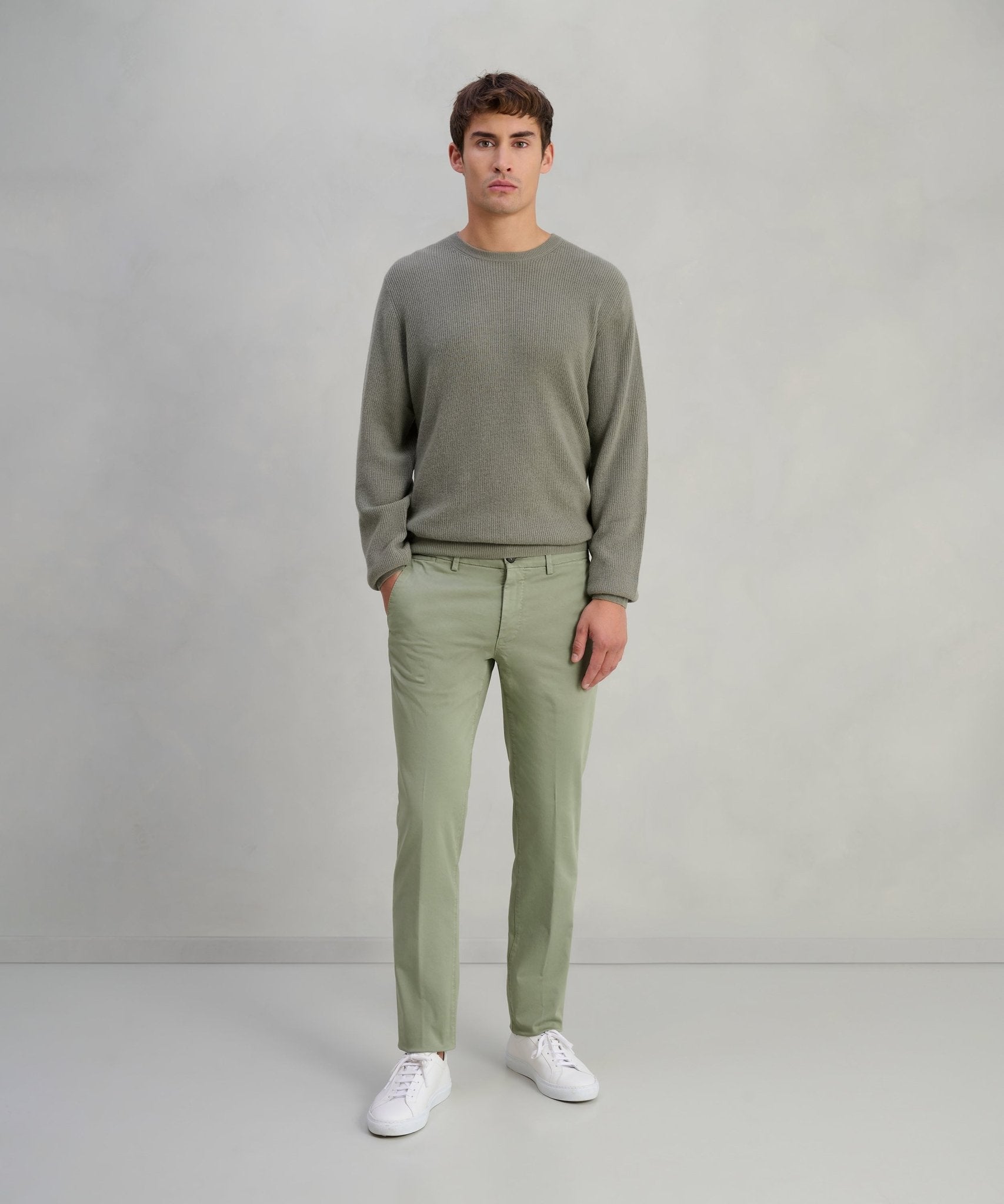 SOCI3TY Chino katoen satin stretch saliegroen - The Society Shop