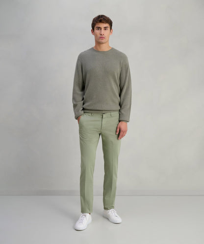 SOCI3TY Chino katoen satin stretch saliegroen - The Society Shop