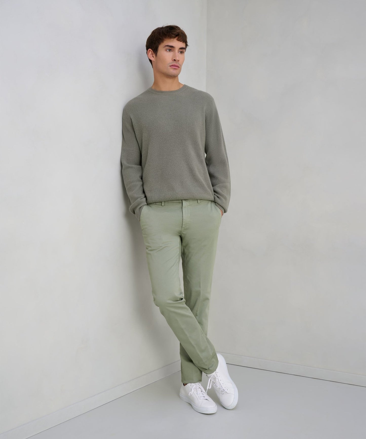 SOCI3TY Chino katoen satin stretch saliegroen - The Society Shop