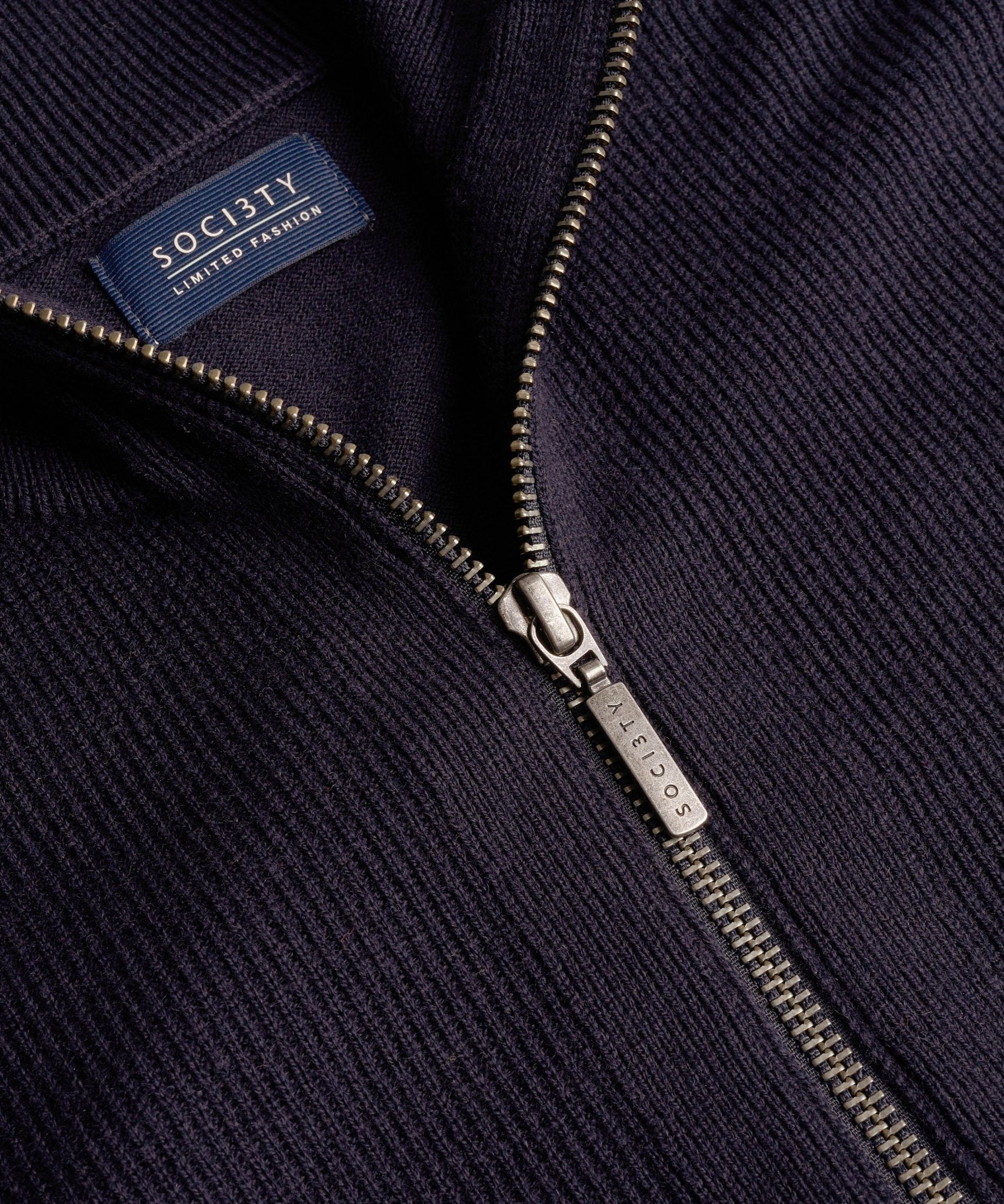 SOCI3TY Limited Full - zip knitted vest extrafine merino/katoen donkerblauw - THE SOCIETY SHOP