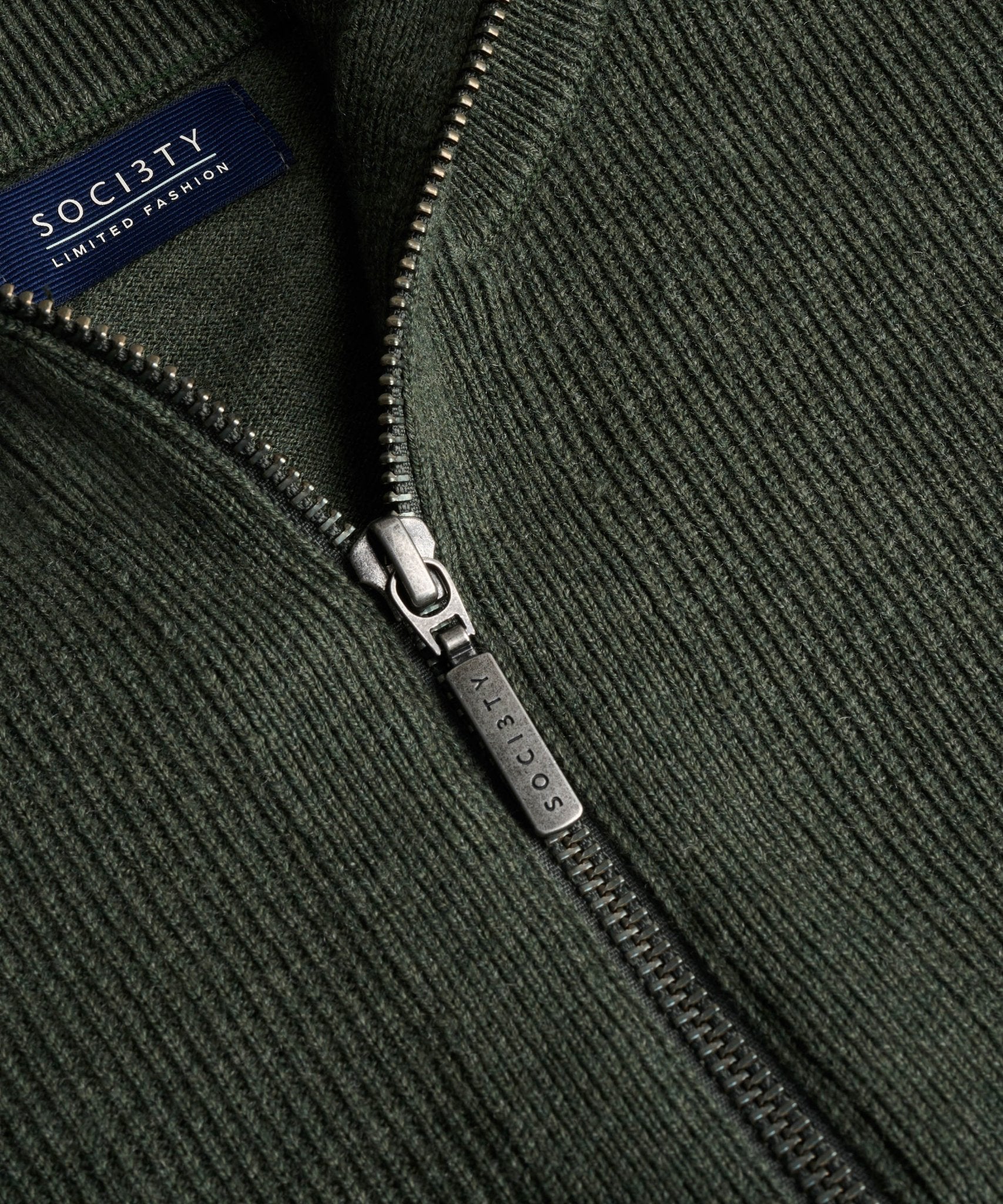 SOCI3TY Limited Full - zip knitted vest extrafine merino/katoen donkergroen - THE SOCIETY SHOP