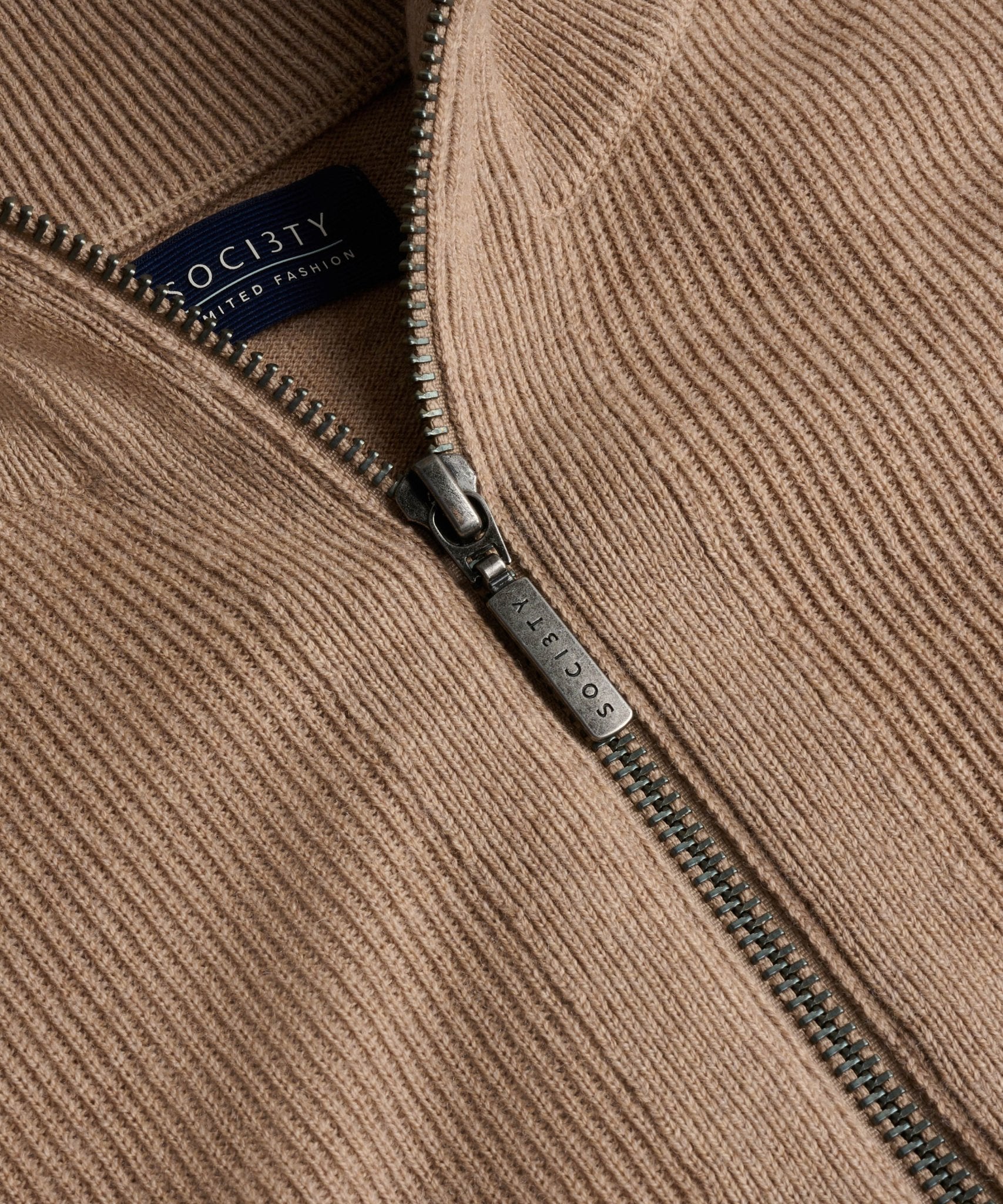 SOCI3TY Limited Full - zip knitted vest extrafine merino/katoen lichtbruin - THE SOCIETY SHOP