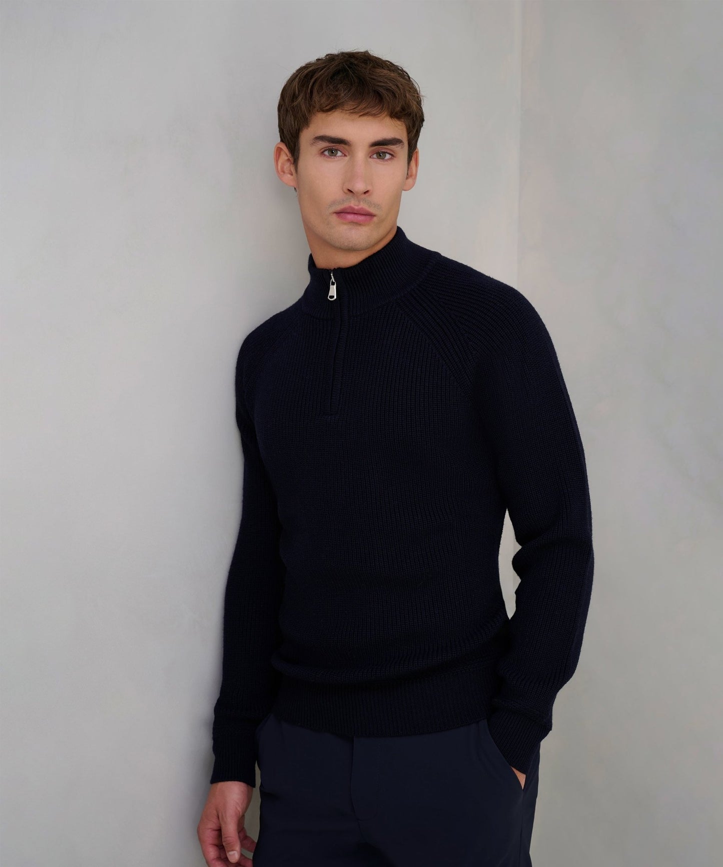 SOCI3TY Grofgebreide trui half - zip merinowol donkerblauw - The Society Shop