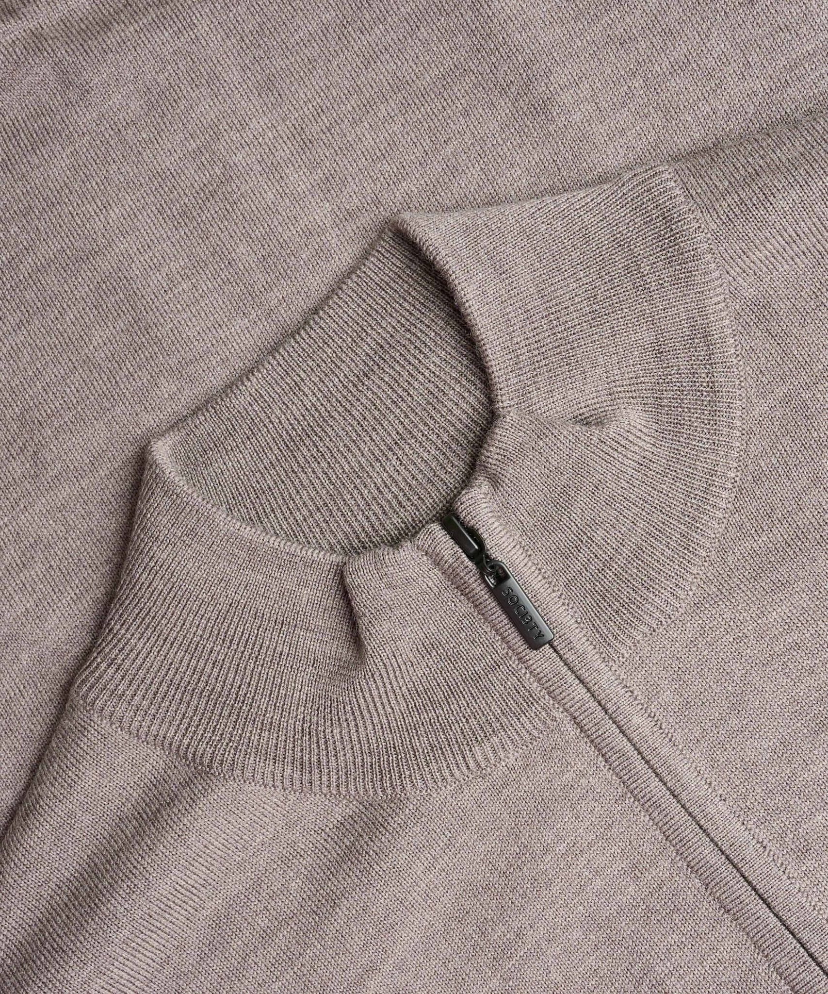 SOCI3TY Limited Fashion Half - zip trui fine merino taupe - THE SOCIETY SHOP