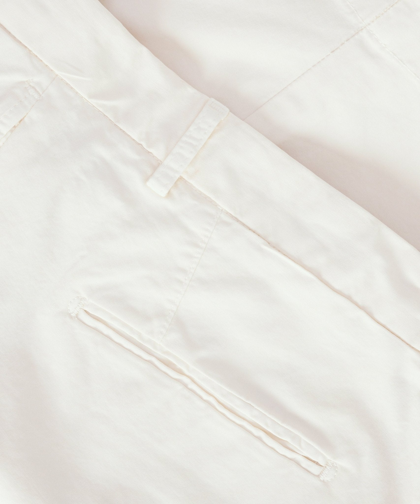 SOCI3TY One pleat shorts garment - dyed katoen stretch off - white - THE SOCIETY SHOP