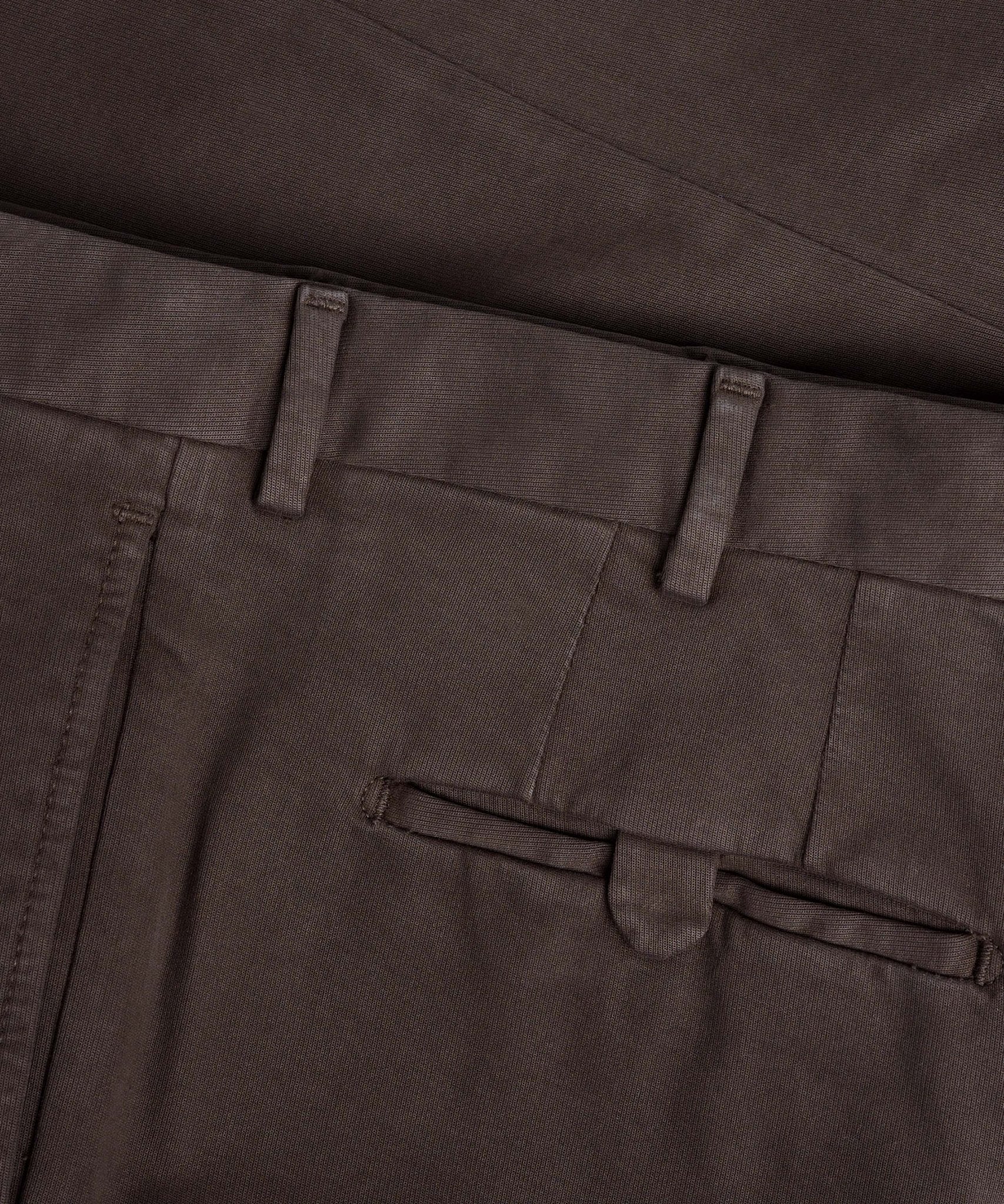 SOCI3TY Pleated pantalon Supima cotton stretch donkerbruin - THE SOCIETY SHOP