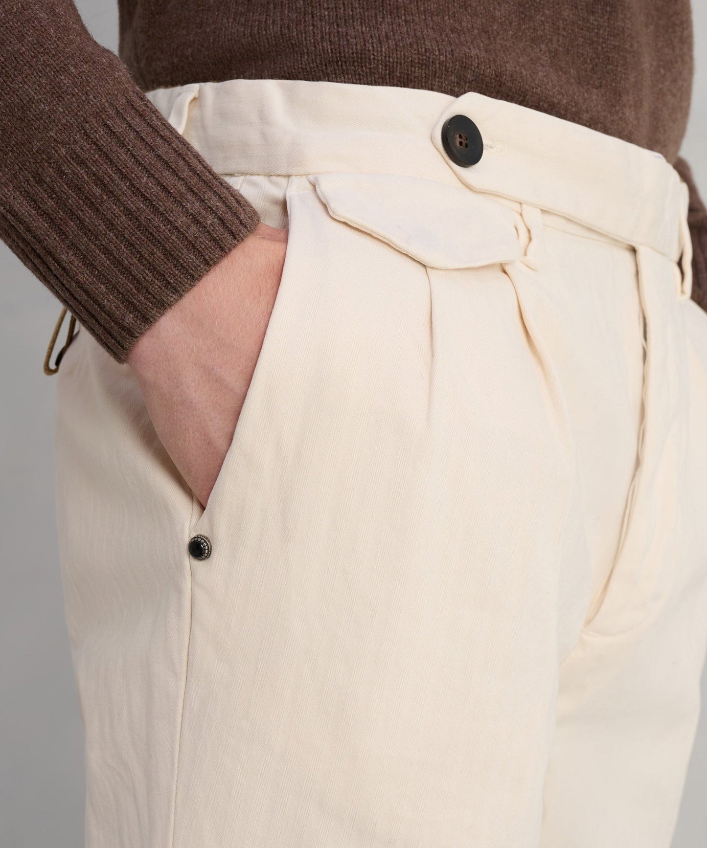 White Sand Sartorial chino katoen off - white visgraat - The Society Shop