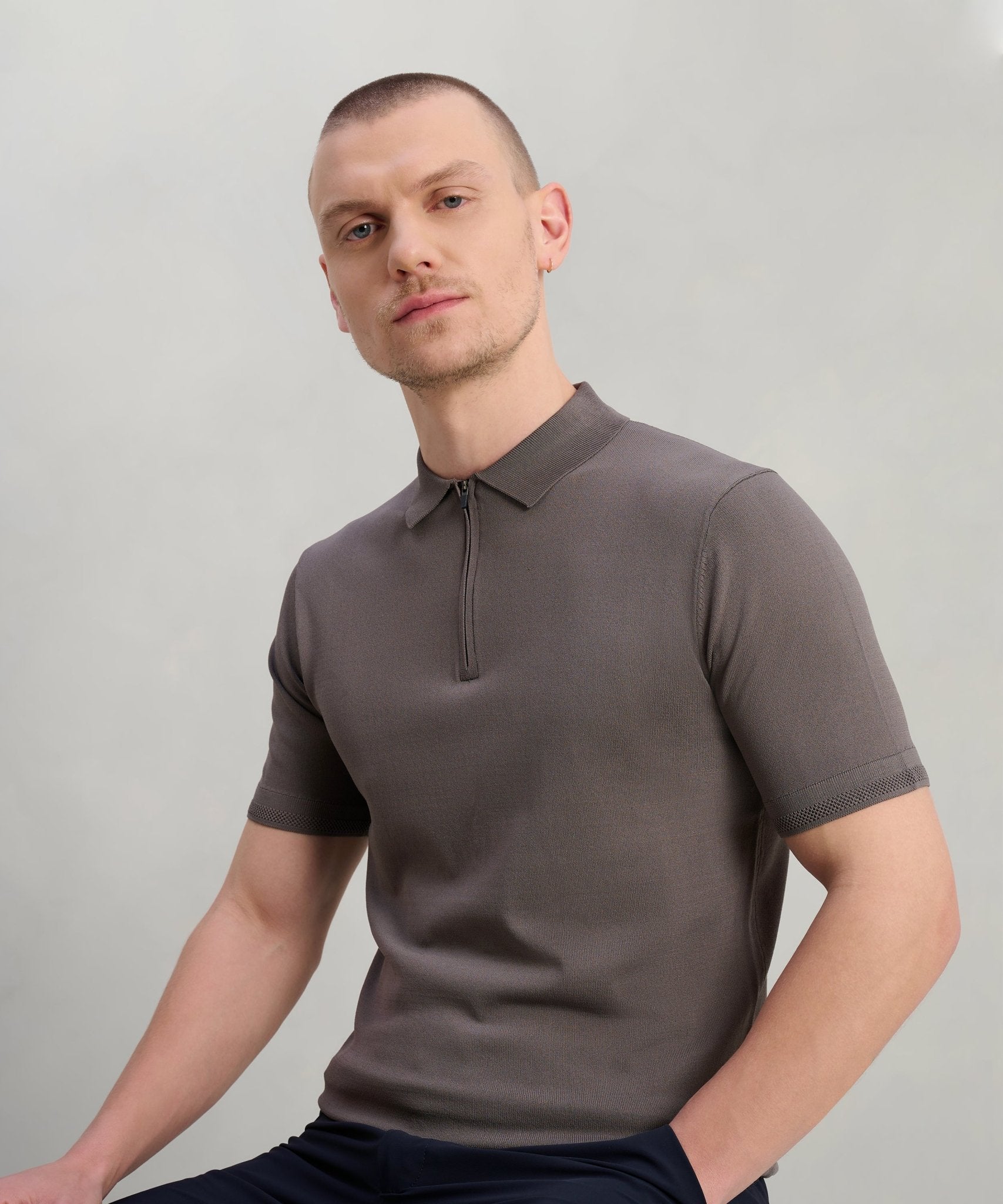 SOCI3TY Tech knit polo met rits bruin - The Society Shop