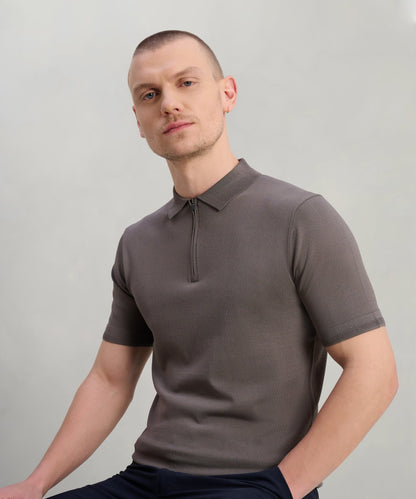 SOCI3TY Tech knit polo met rits bruin - The Society Shop