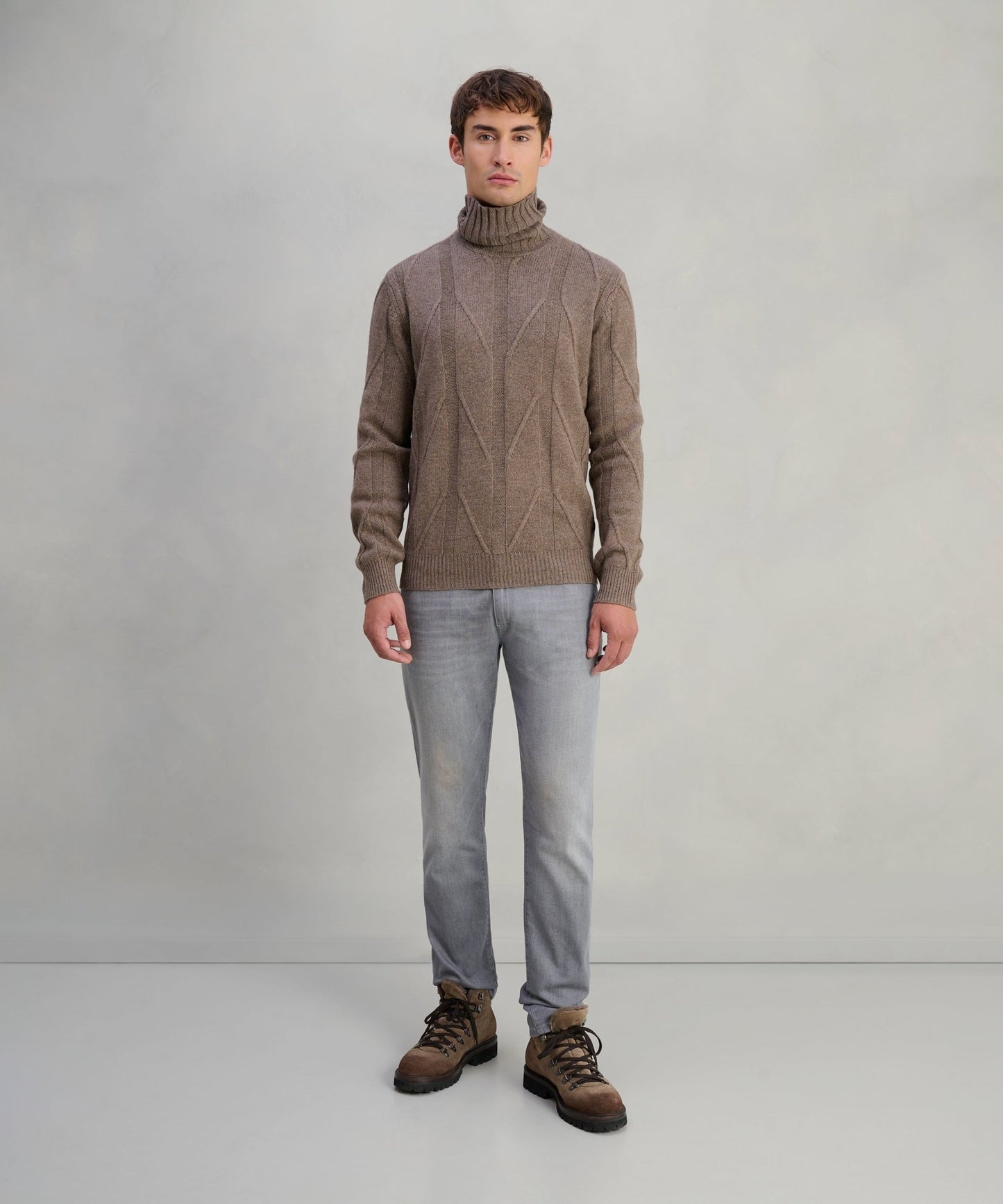 SOCI3TY Trui turtleneck heavy cable knit wol/kasjmier bruin - The Society Shop